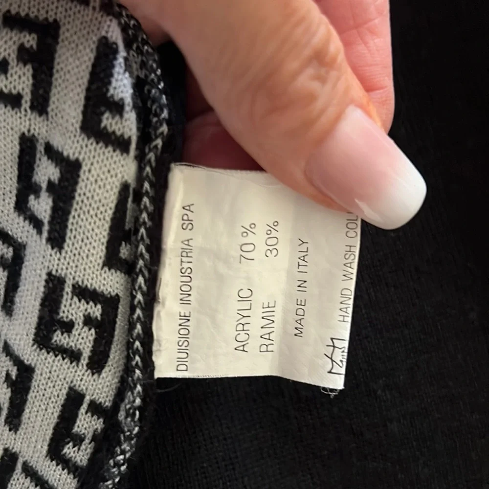 Authentic Fendi zucca shirt - Picture 6 of 11